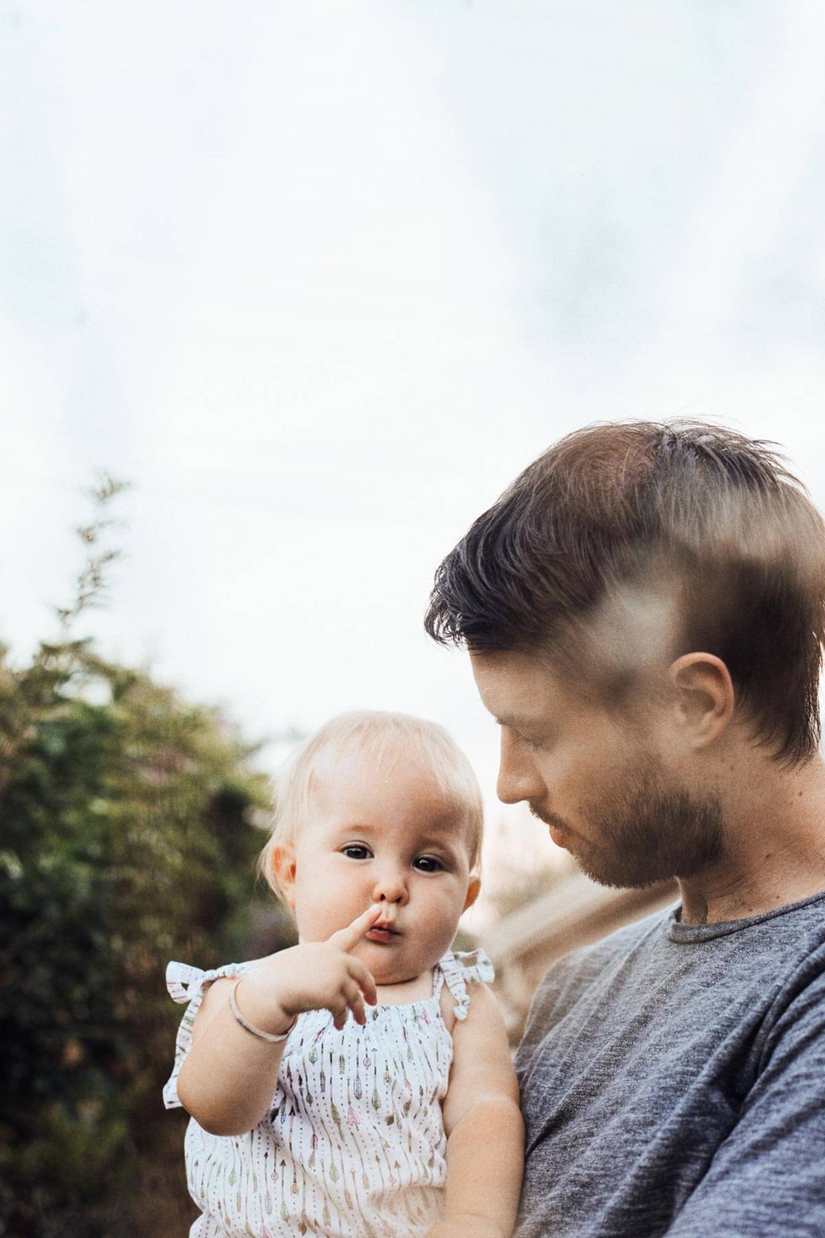 Padre con Niño en Brazos